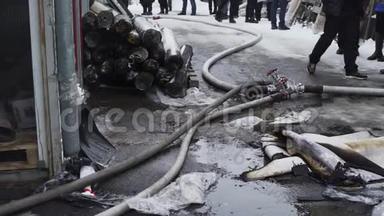 消防水管和三通用于地面上的水。 外部市场着火了。
